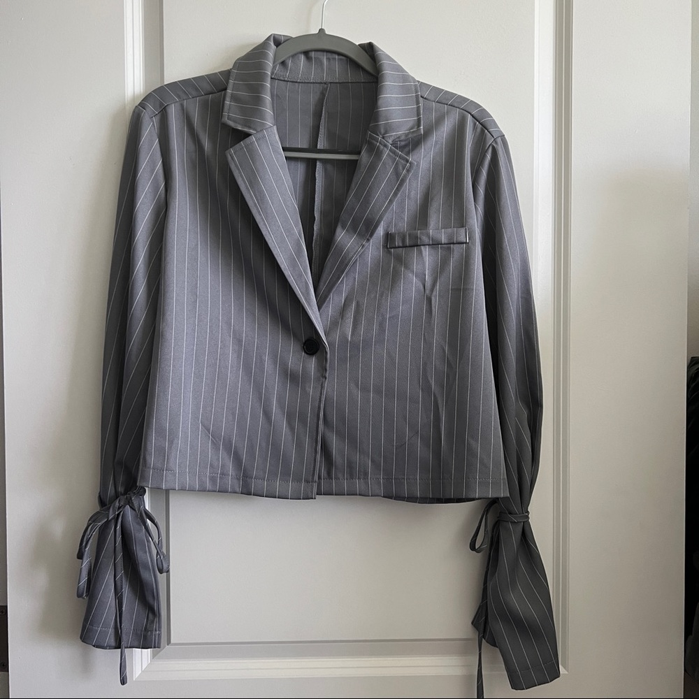 SHEIN Plus Striped Knot Cuff Blazer